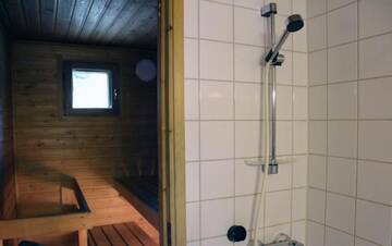 Фото номера Коттедж с 2 спальнями и сауной Дома для отпуска Riihivuori Cottages г. Муураме 62